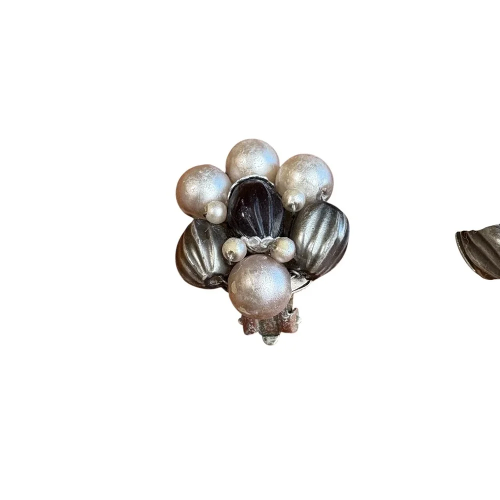 Vintage Cluster Bead Clip On Earrings Mid-Century Jewelry Hong Kong Black Gray‎ - Picture 3 of 4